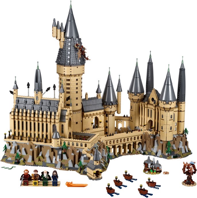 Built LEGO Hogwarts Castle 71043 seen from the front, with the Marble Staircase Tower, the Great Hall, the viaduct and the boats on the lake