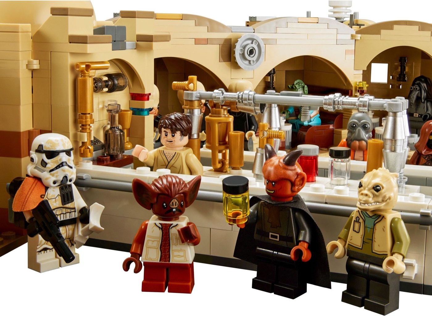 Interior bar of the LEGO Mos Eisley Cantina 75290 with Wuher behind the counter and four alien patrons in front of the arched wall